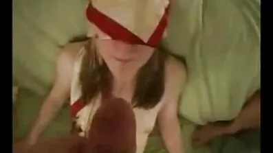 Larva jaše na vrući pornići muškom deblu pored bazena.