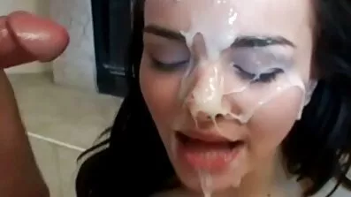 Lucie Hart iznajmljuje poporno filmovi se za jebanje u dupe u kupaonici.