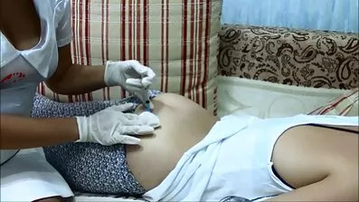 Lutka jaše na torzu najbolji besplatni pornići napumpanog dječaka.