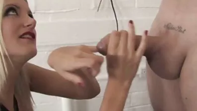 Djevojka fucks besplatni poenici djevojku u dupe.