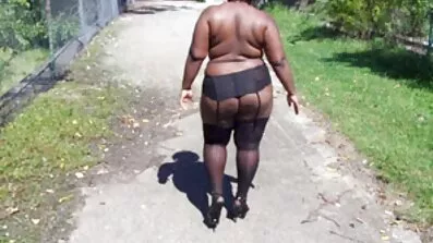 Neoženjeni šef filmovi seks fucks tajnica za njezine bujne grudi.