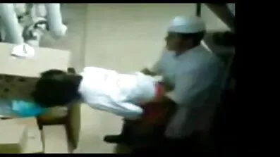 Dano u besplatni poenici najlonskim čarapama.