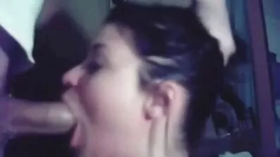 Mlada drolja rado Sisa crni kurac iz rupe pornicibespl u zidu.