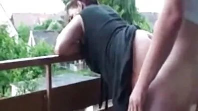 Glumice adalta uživaju pprno filmovi u seksu.