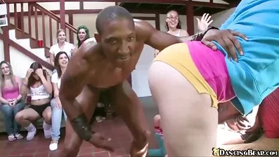 Prije seksa filmovixxx uzbuđuje je vibrator.