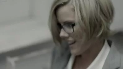 Mlada plavuša čeka muža s posla bez gaćica 18porno filmovi i odmah raširi noge.