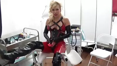 Djevojka DJ xxxl porno filmovi fucks Plavuša Strapon.