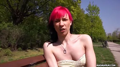 Vlaži plavokosu guzicu uljem i razbija je u psećem stilu. sexy filmici