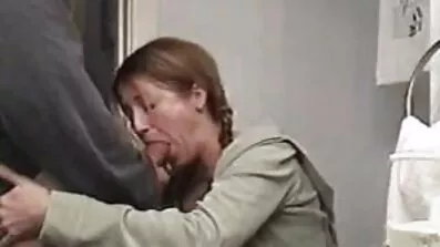 Chloe Temple ima spolni odnos s crncem kako bi mu ukrala USB pormofilmovi stick.