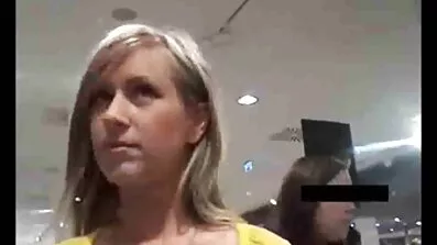 Mlada žena sex filmovi xxx i zrele čine Pušenje.