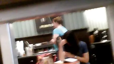 Zatvorenik je uspio izazvati lezbijski seks. besplatni poenici Jebanje s upraviteljem zatvora.