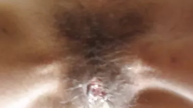 Povlači Mandu pornic film rukama i gitarom.