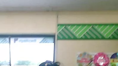 Charles Dera večerao je s pičkicama pornicibespl svojih djevojaka, jebući ih na stolu.