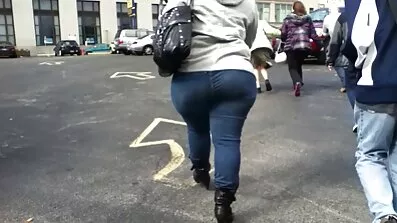 Drolja mlada jebacina potajno sranje susjeda.