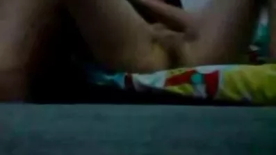 Crvenokosa djevojka daje cuckold filmovi Pušenje šupak. Marljivo sisa kurac.