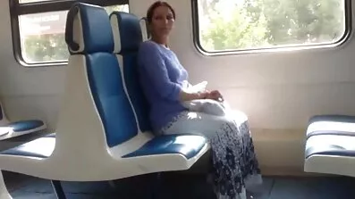 Mršava djevojka masturbira porno video filmovi u teretani.