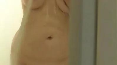 Žena se popne na muža i zamoli ga za seks. jebacina mladi picki