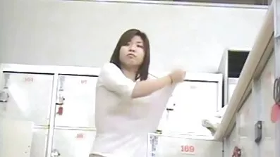 Summer Brooks vozi jebacina mladi picki penis i dobiva spermu.