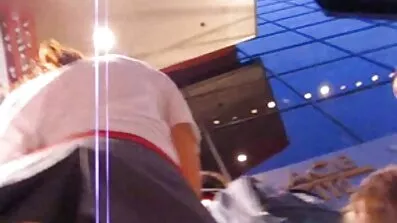 Ostavlja kurac u porno seksi filmovi guzici i pomaže s vibratorom.