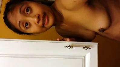 Crni domaćin zurio je u konobaricu na stolu. slobodni porno filmovi