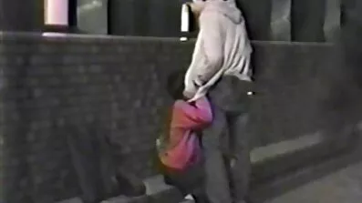 Maćeha gura sramežljive momke na pormofilmovi Gangbang.