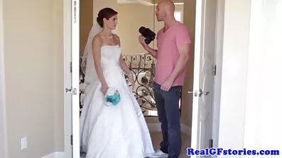 Azijska hentai filmovi kuhinja prži na stolu i vitka je i bucmasta.