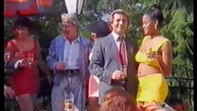 Žena je slobodni porno filmovi imala vrući lezbijski seks za djevojke na mekom krevetu.