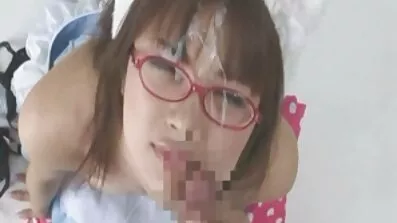 Djevojka se predaje u šumi na bonk s seks porno jebacina biciklistom.