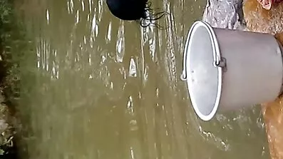 Muškarac poeno filmovi maše penisom u djevojčino dupe.