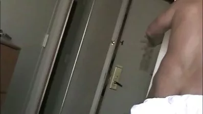 Mršava plavuša čestitala je pijetlu rođendan xxxx filmovi u minibusu i dala novac.