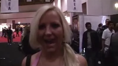 Lili Larimar čeka xnxx filmovi da joj jaja budu posađena u mokru pukotinu.