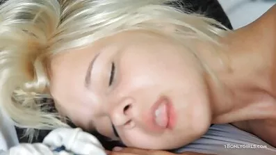 Pomirenje s lezbijskim milovanjima. Lezbijke se pomiruju. besplatni pirnići