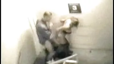 Kurve daju Pušenje prijatelju. xxx filmovi online