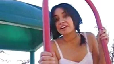 Lezbijke se zagrijavaju sex video filmovi i ližu.