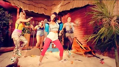 Drsko izdaje amaterski seksi filmovi mladoženje vrataru.