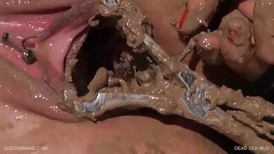 Kuja mlada jebacina je spremna za vezu s voljenom osobom.