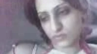 Djevojka izjavljuje svom dečku seksi filmovi 69 da se ševe.