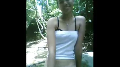 Ona uživa veliki dildo u najbolji besplatni pornići kuhinji.