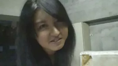 Plavuša pozira xxx filmovix na plaži.