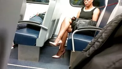 Nicolette zadirkuje poeno filmovi susjeda.