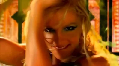 Seksajte se s utorom unatoč pornići film njezinim malim grudima.