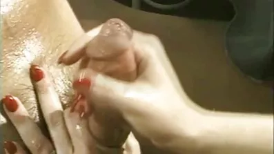 Teen xxx erotski filmovi masturbira pred prijateljem.