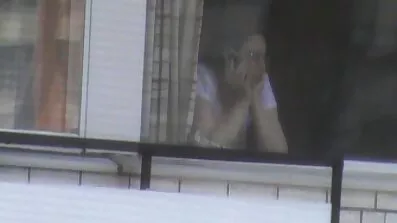 Čovjek www porno xxx film masturbira ispred Becce.