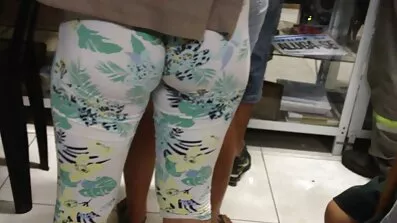 Jebeš Saru porno video filmovi u dupe. Plavuša također sjedi na njegovom penisu.