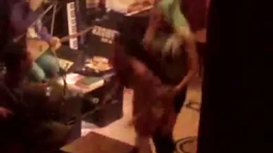 Ona daje pušenje i xxxl filmovi zamjenjuje dupe za kurac.