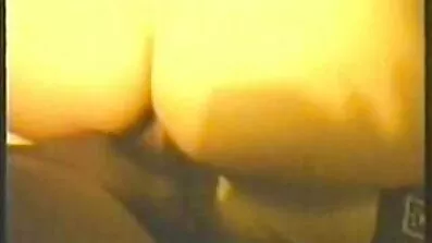 Djevojka sipa čaj na svoju djevojku za orno filmovi Gangbang.