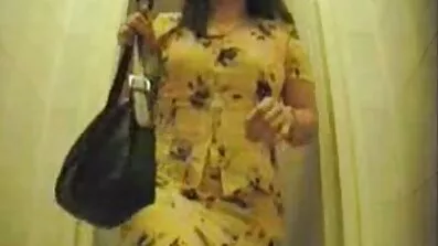 Ejakulira tijekom masturbacije. besplatni poenici