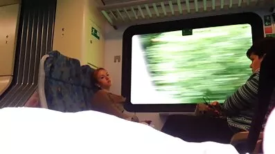 Muškarac s dlakavim prsima jebacina novo dao je malu plavušu u usta.