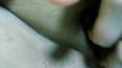 Jebena plavuša pormofilmovi na kauču.