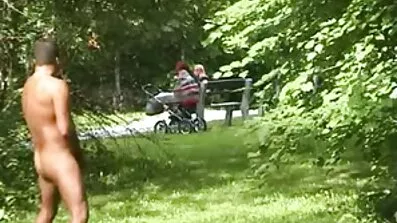 Ruski sranje kurac, gleda xxx bespl u objektiv.